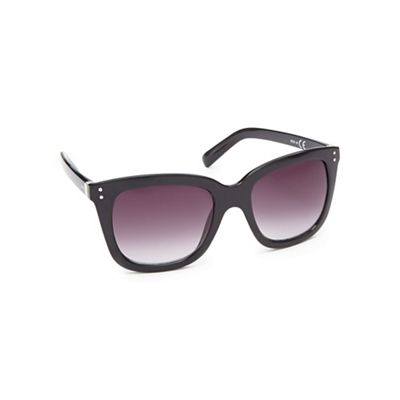 Black tinted square sunglasses